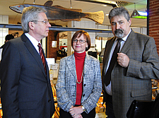 Bürgermeister Jens Böhrnsen im Gespräch mit Brigitte und Hans-Joachim Fiedler 
