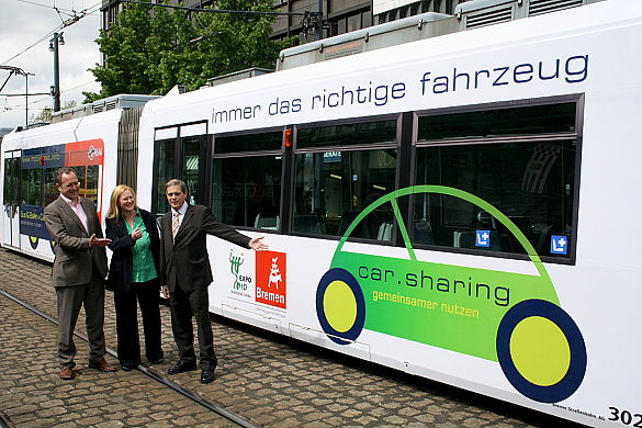 Senator Dr. Loske (links), Kerstin Homrighausen und Georg Drechsler präsentieren die Expo-Straßenbahn