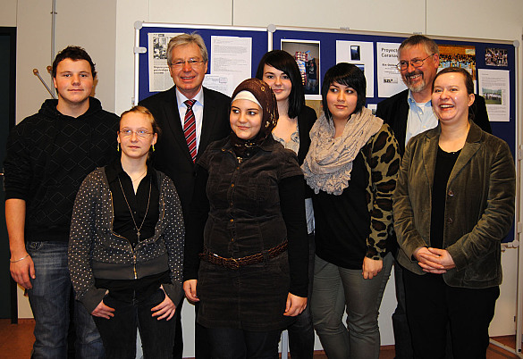 Bürgermeister Jens Böhrnsen (3. v. li.) mit dem Projektlehrer Wolfgang Koutek (2. v. re.), Schulleiterin Claudia Potthoff (re.) und den beteiligten Schülerinnen und Schülern