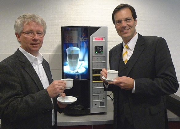 Dr. Oliver Bongartz, Geschäftsführer der Immobilien Bremen (rechts) und Dr. Jens Harjes, zuständiger Abteilungsleiter für das Projekt, probieren den neuen Bio-Kaffee