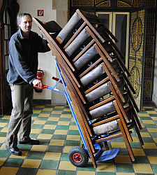 Jens Liermann, Hausmeister im Rathaus, beim Abtransport der alten Rathausstühle