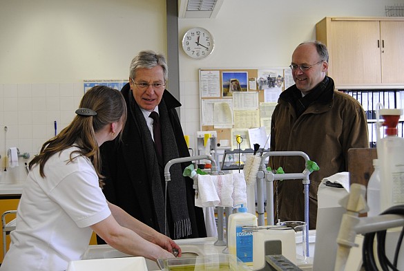 Bürgermeister Böhrnsen im Gespräch mit einer Labor-Mitarbeiterin und dem Geschäftsführer, Berend Jürgen Erling.