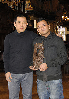 Myat Kaung, Sohn des Preisträgers (rechts) und Künstlerkollege Htein Lin mit der Skulptur zum Bremer Solidaritätspreis