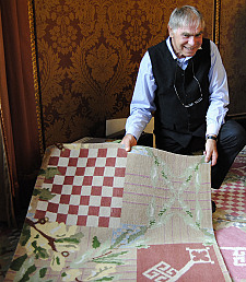 Martin Kath präsentiert ein Muster des neuen Teppichs