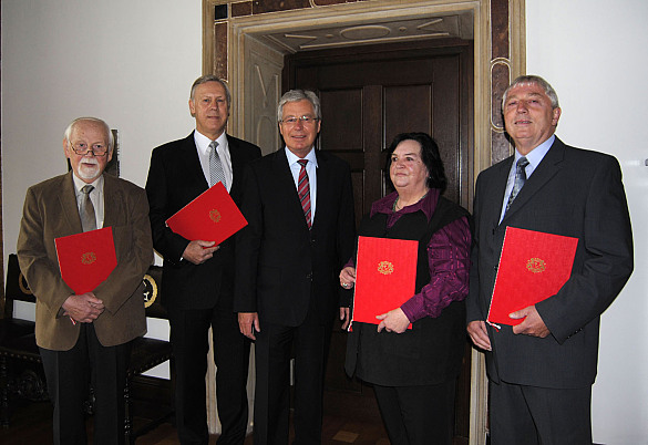 Urkundenübergabe im Bremer Rathaus an: Dr. Jürgen Klaus Linke, Rainer Kahl, Bürgermeister Jens Böhrnsen, Eva Thiemann, Wilfried Frerichs (von links)