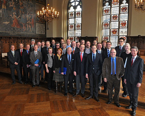 Fototermin für die Teilnehmerinnen und Teilnehmer der heutigen Plenumssitzung der Bremer Vereinbarung in der Oberen Halle des Bremer Rathauses
