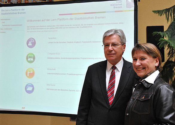 Bürgermeister Böhrnsen und Barbara Lison, Direktorin der Stadtbibliothek Bremen, gaben heute den Startschuss für die neue Lern-Plattform