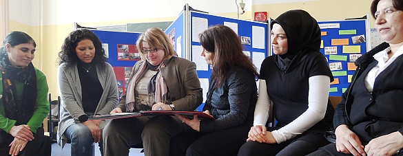 Sozialsenatorin Anja Stahmann (dritte von links) im Kreise der Kursteilnehmerinnen