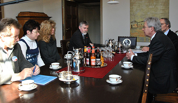 Treffen im Bürgermeister-Büro: (v.l.n.r.) Richard Schmid, Sabine Herr,  Antje Treptow, Heiner Schilling, Bürgermeister Böhrnsen und Matthias Stauch