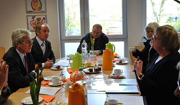 Bürgermeister Jens Böhrnsen im Gespräch mit der Leiterin des Mütterzentrums Blockdiek, Astrid Ziemann. (links neben ihm Ortamtsleiter Ulrich Schlüter)