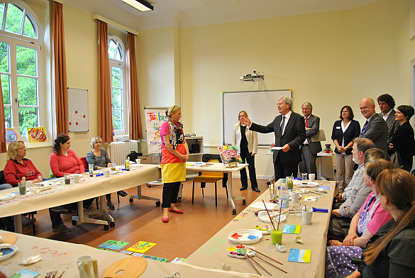 Bürgermeister Jens Böhrnsen erhält einen Einblick in eine Unterrichtseinheit der Ausbildung zur Altenpflegehilfe