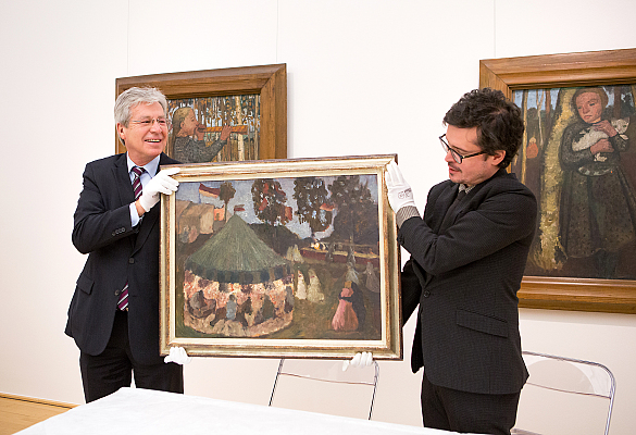 Bürgermeister Jens Böhrnsen und Museumsdirektor Dr. Frank Laukötter präsentieren das Gemälde "Schützenfest mit Karussell II"