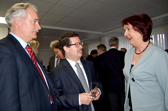 Finanzsenatorin Karoline Linnert mit dem neuen Amtsvorsteher Christian Bücker (Mitte) und seinem Vorgänger Frank Junker 