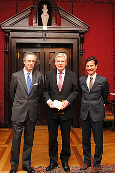 Zusammenkunft im Bremer Rathaus: Generalkonsul  Pedro Martinez-Avial, Bürgermeister Jens Böhrnsen und Dr. Juan Carlos Ortega Bayón (v.l.n.r.)