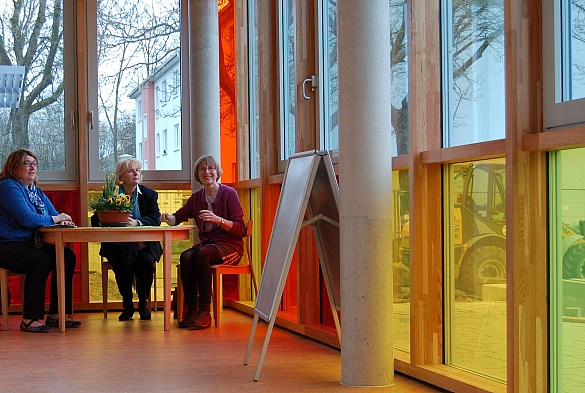 Buntes Glas in intensiv leuchtenden Farben verleiht dem neuen Eingangsbereich eine ganz besondere Atmosphäre. Das Foto zeigt Senatorin Anja Stahmann, KiTa-Bremen Geschäftsführerin Rosi Fein und Irmgard Beuke, die das Kinder- und Familienzentrum Carl-Severing-Straße leitet. 