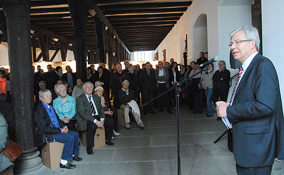 Bürgermeister Jens Böhrnsen eröffnet die Ausstellung in der Unteren Rathaushalle
