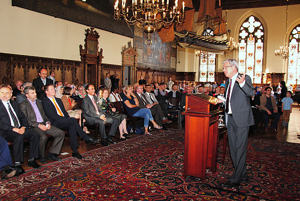 Bürgermeister Jens Böhrnsen spricht zu den Gästen beim Ramadan-Empfang in der Oberen Rathaushalle