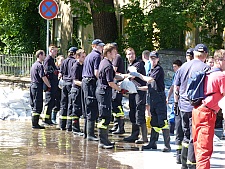 Die Feuerwehr Bremen beim Verlegen von Sandsäcken
