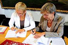 Senatorin Eva Quante-Brandt (links) und Ingelore Rosenkötter bei der Unterzeichnung der Vereinbarung