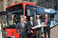 Freuen sich über 33 neue Busse für Bremen: (von links) Hans Joachim Müller (Vorstandsmitglied der BSAG), Tammo Voigt (Mercedes-Benz), Bürgermeister Jens Böhrnsen, Wilfried Eisenberg (BSAG-Vorstandssprecher) , Hartmut Schick (Vorsitzender der Geschäftsführung EVO-Bus)