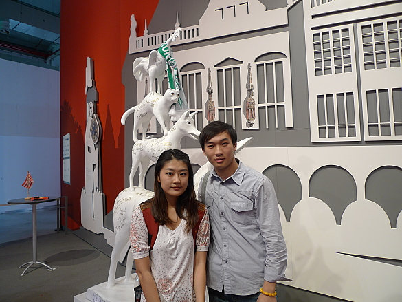 Wu Yanping freut sich mit ihrem Freund über ein Flugticket nach Bremen