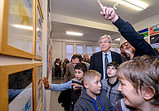 Bürgermeister Jens Böhrnsen, der Künstler Udo Steinmann und Kinder des Tagesgruppe Tenever bei der Eröffnung von "vorBILD - nachBILD"