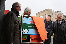 Umwelt- und Verkehrssenator Dr. Joachim Lohse (2.v.r.) enthüllt den Sonderpreis des "Fahrradaktiven Betrieb 2014" gemeinsam mit Olaf Woggan (AOK-Vorstandvorsitzender)(1.v.r.), Klaus-Peter Land (ADFC-Geschäftsführer)(2.v.l.) und Rainer Maria Frerich-Sagurna(1.v.l)