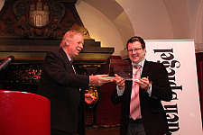  Hans Randl, Abteilungsleiter für Organisation und Vergaberecht bei der Finanzbehörde Hamburg (links) überreicht Thomas Jablonski die Auszeichnung