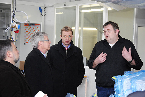 Bürgermeister Böhrnsen im Gespräch mit Inhaber Jan Meyer (2.v.r.), Hans-Georg Tschupke von der WFB (links) sowie einem Mitarbeiter der Werft