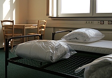 Die Kissen sind noch originalverpackt, die Matratzen mit Folien überzogen: Senatorin Anja Stahmann besucht das neue Übergangswohnheim für Flüchtlinge wenige Tage vor der Eröffnung
