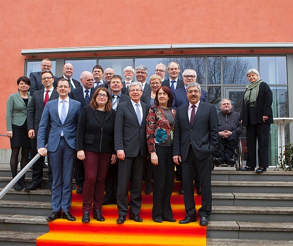 Die Teilnehmerinnen und Teilnehmer der heutigen Senatssitzung in Berlin im Garten der Bremer Landesvertretung