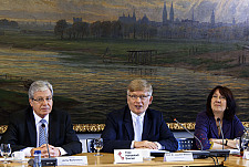 Bürgermeisterin Linnert und Bürgermeister Böhrnsen mit Bremens Prozessbeaufgtragten, Prof. Wieland (Mitte), während der Senatspressekonferenz im Bremer Rathaus