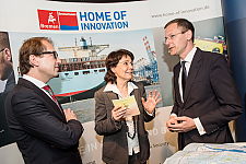 Senator Günthner (r.) informiert EU-Kommisarin Damanaki und Bundesminister Dobrindt über Bremische Meerespolitik