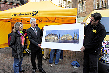 Präsentieren die neue Bremen-Briefmarke: Fotografin Maren Arndt (von ihr stammt das Motiv), Bürgermeister Jens Böhrnsen und Dieter Stephan von der Post
