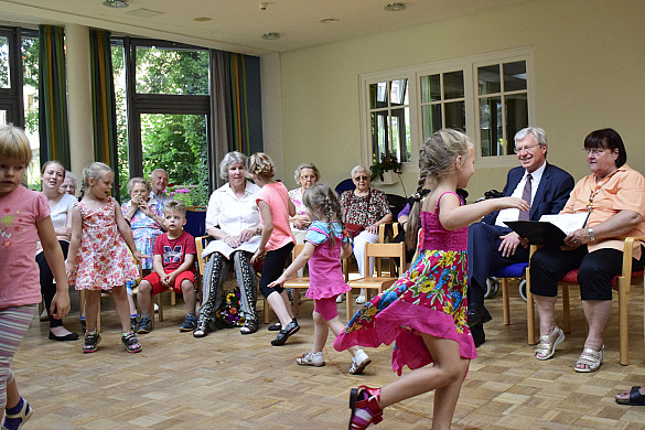 Bürgermeister Jens Böhrnsen und Hannelore Rossmann, Singpatin der "Schweinegruppe" aus dem Kindergarten an der Osterholzer Heerstr., freuen sich über die Tanz- und Gesangseinlage der Kinder