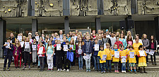 Die geehrten Schülerinnen und Schüler mit Bürgermeister Böhrnsen vor der Bürgerschaft