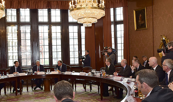 Senator Günthner, Bürgermeister Böhrnsen und Ministerpräsident Weil (v.l.) trafen sich heute im Senatssaal des Bremer Rathauses mit Vertretern der Offshore-Windergie-Branche