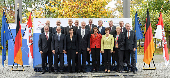 Gruppenfoto mit den Ministerpräsidentinnen und Ministerpräsidenten der Länder anlässlich der diesjährigen MPK in Potsdam. Gastgeber für die nächste MPK wird im Oktober 2015 Bremen sein