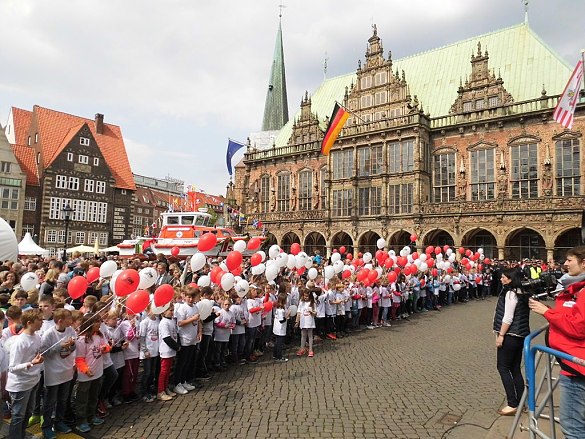 300 Kinder singen den Seenotretter-Song von Klaus Lage