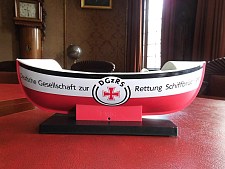 Auch im Bremer Senatssaal steht das Spendenschiffchen der Seenotretter