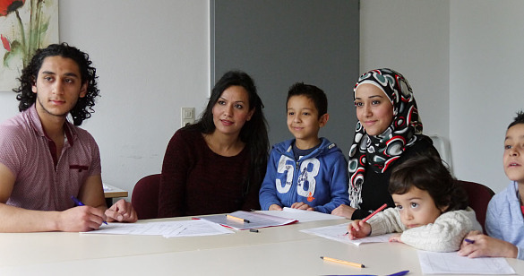 Sprach- und Integratioensmittler Abdulhalim Sfouk aus Syrien und Hasnaa Mashhadani aus Aleppo (Syrien) mit ihren Kindern Bakri, Ali und Hamza sowie der Schwester Duaa