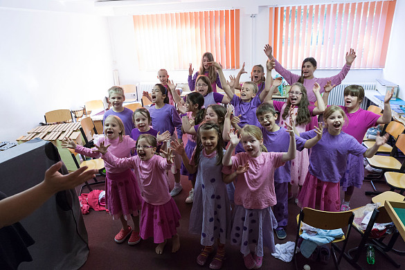 Grundschüler während der Chorprobe zum Theaterstück "Stadt der Schatten" - Foto: Cosima Hanebeck