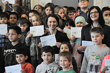 Senatorin Dr. Claudia Bogedan freut sich gemeinsam mit Kindern der Grundschule am Pastorenweg über die BiB-Card