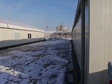 Isolierte Wände mit Fenstern sind Merkmale der winterfesten Zelte