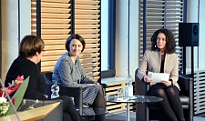 Brunhild Kurth und Dr. Claudia Bogedan im Gespräch mit Moderatorin Julia Kropf (v.l.)