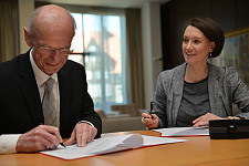 Bürgerschaftspräsident Christian Weber (li.) und Senatorin Claudia Bogedan unterzeichnen die neue Vereinbarung zu Jugend debattiert