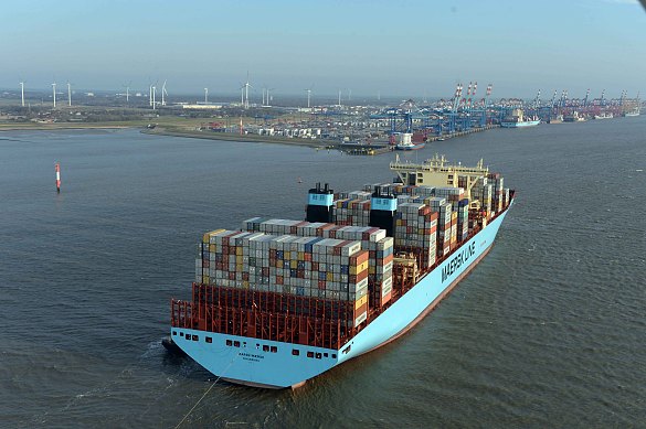 Jede Menge Boxen für Bremerhaven: Die 399 Meter lange "Maren Maersk" steuert Europas viertgrößten Containerhafen an