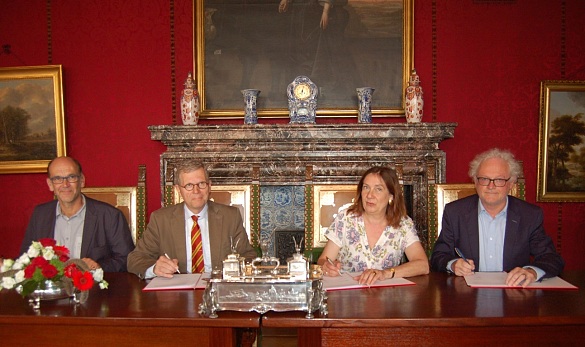 Jan-Gerd Kröger, Harald Emigholz, Karoline Linnert und Holger Wendel unterzeichnen den Kooperationsvertrag (von links nach rechts)