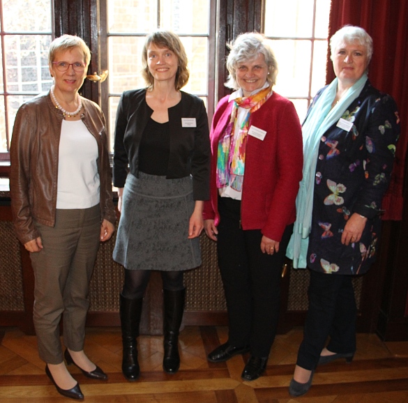 Von links nach rechts: Wissenschaftssenatorin Eva Quante-Brandt, Rita Groß-Hardt und Katharina Al-Shamery (Gründungsmitglieder von AcademiaNet Bremen-Oldenburg) sowie Barbara Hartung vom niedersächsischen Wissenschaftsministerium