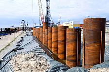 Baustelle Kaiserhafen III: Die Rammarbeiten für die 500 Meter lange Kaje machen Fortschritte. 